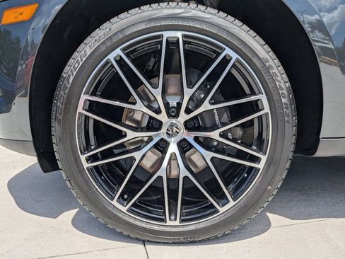 Certified 2025 Porsche Macan AWD/4WD image 29