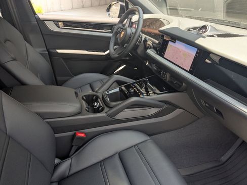 Used 2025 Porsche Cayenne Coupe image 27