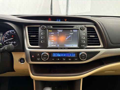 Used 2017 Toyota Highlander XLE image 31