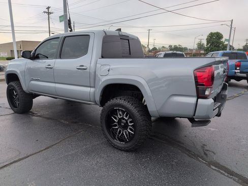 Used 2018 Toyota Tacoma TRD Sport AWD/4WD image 3