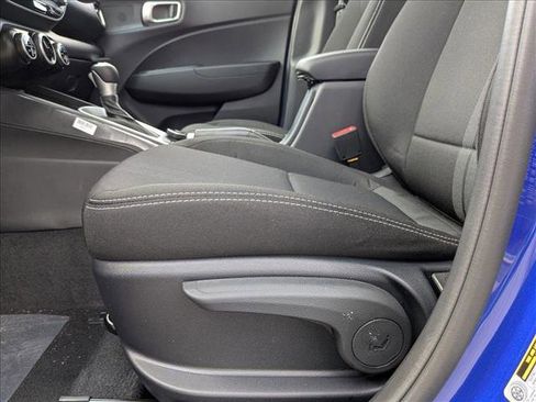 Used 2025 Hyundai Venue SEL FWD image 4