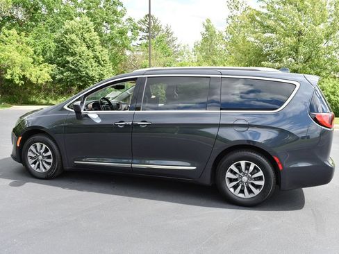 Used 2019 Chrysler Pacifica Touring-L Plus FWD image 8