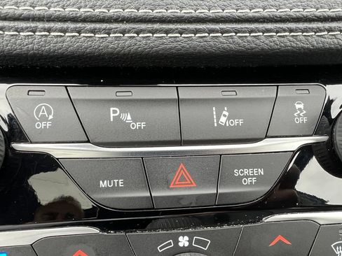 Used 2025 Chrysler Pacifica Limited FWD image 34