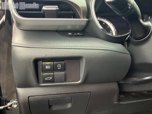 Used 2023 Toyota Highlander XLE image 14