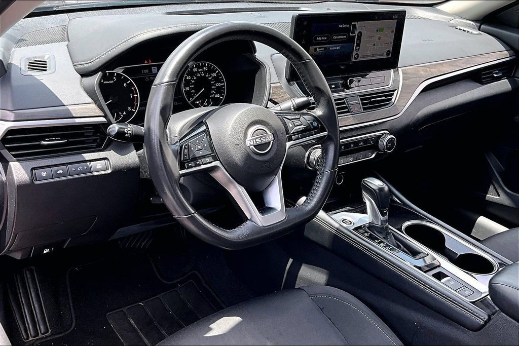 Used 2024 Nissan Altima 2.5 SV w/ SV Premium Package FWD image 15