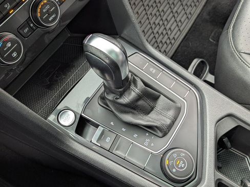 Used 2020 Volkswagen Tiguan SE w/ Panoramic Sunroof Package image 16