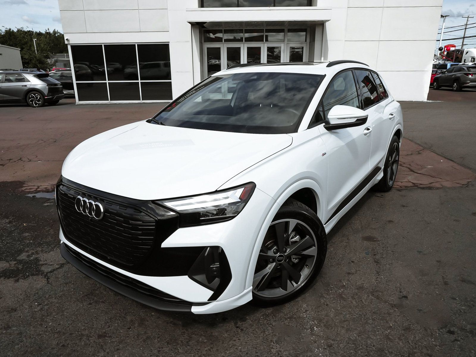 Used 2025 Audi Q4 e-tron Premium w/ Convenience Package AWD/4WD image 8