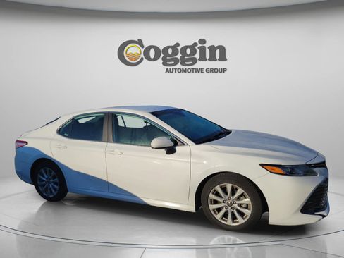 Used 2019 Toyota Camry LE image 6