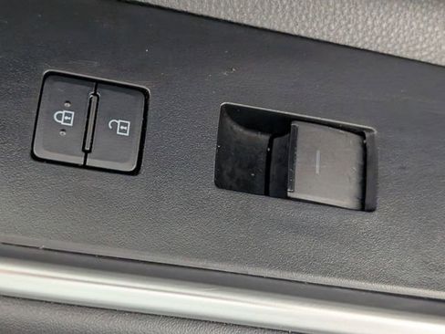 Used 2023 Toyota Highlander XLE image 36