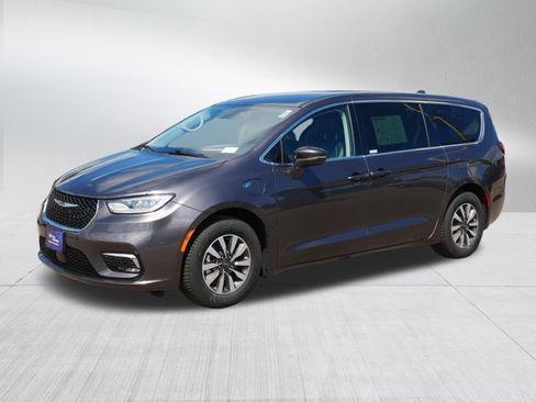 Used 2022 Chrysler Pacifica Touring-L FWD image 3