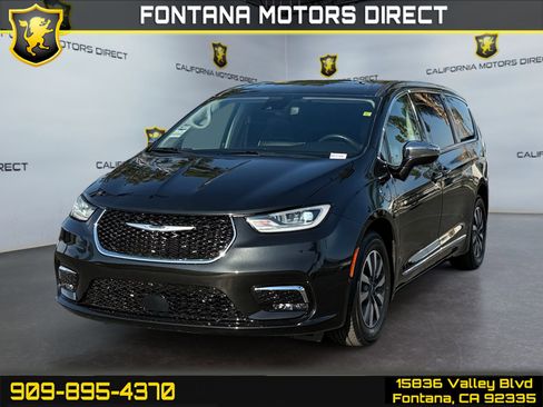 Used 2022 Chrysler Pacifica Limited w/ Uconnect Theater Family Group FWD image 1