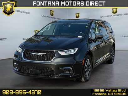 Used 2022 Chrysler Pacifica Limited w/ Uconnect Theater Family Group