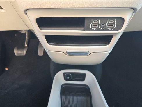 Used 2024 Chrysler Pacifica Touring-L image 17