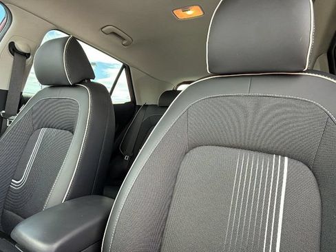 Used 2025 Hyundai Venue Limited FWD image 11