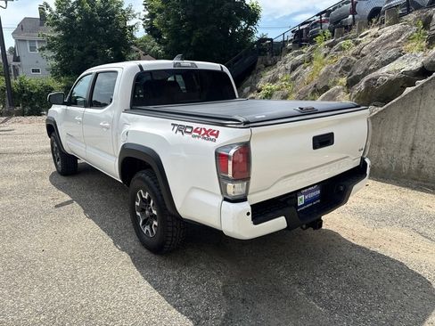 Used 2022 Toyota Tacoma TRD Off-Road w/ Technology Package AWD/4WD image 4