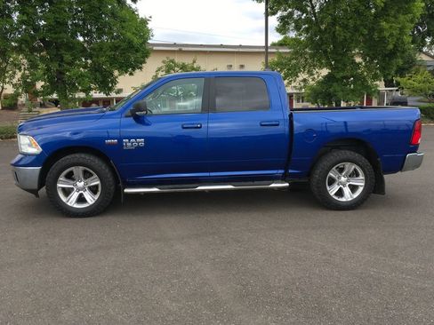 Used 2019 RAM 1500 Classic SLT w/ SLT Plus D←cor Group AWD/4WD image 3