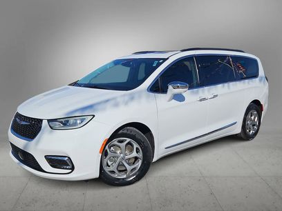 Used 2022 Chrysler Pacifica Limited w/ Uconnect Theater Family Group