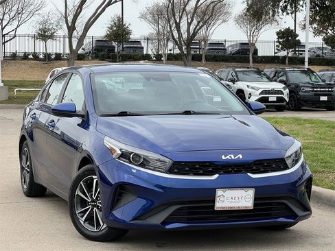 Used 2023 Kia Forte LXS image 2