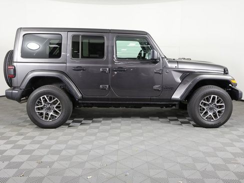 Used 2025 Jeep Wrangler Sahara image 4