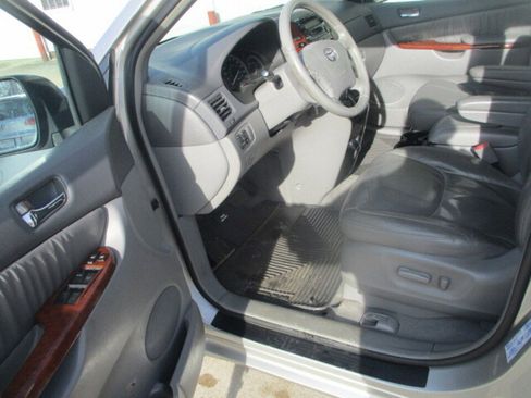 Used 2004 Toyota Sienna XLE 4 Door FWD**1 Owner/Leathe image 11
