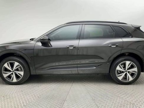 Used 2024 Audi Q8 e-tron Premium image 5