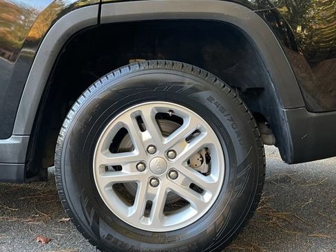 Used 2022 Jeep Grand Cherokee Laredo w/ Luxury Tech Group I image 6