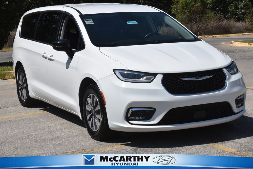 Used 2024 Chrysler Pacifica Limited FWD image 1