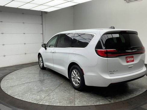 Used 2024 Chrysler Pacifica Touring-L image 36
