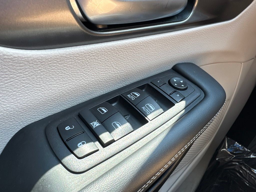 Certified 2024 Chrysler Pacifica Touring-L FWD image 10