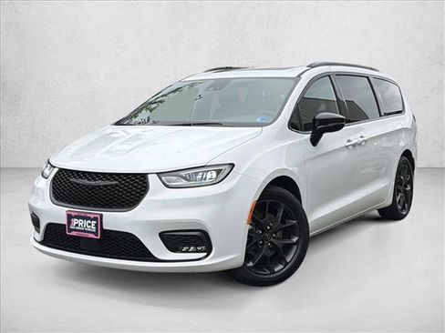 Used 2025 Chrysler Pacifica Limited FWD image 1