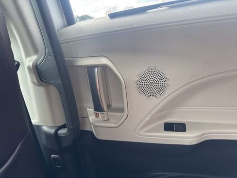 Used 2023 Toyota Sienna Platinum image 17