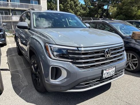 Used 2025 Volkswagen Atlas SE FWD image 2