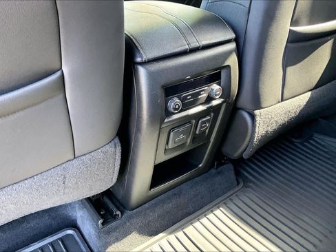 Used 2023 Chevrolet Traverse LT w/ LT Premium Package FWD image 34