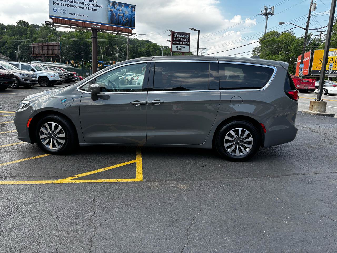 Used 2022 Chrysler Pacifica Touring-L w/ Uconnect Theater Family Group FWD image 4