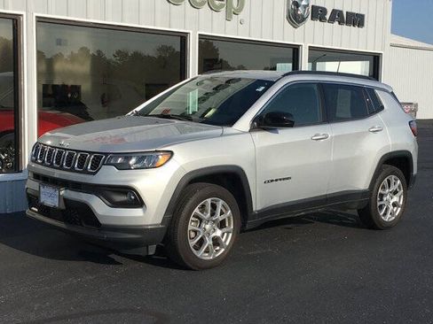 Used 2024 Jeep Compass Latitude AWD/4WD image 7