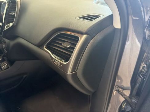 Used 2019 Jeep Cherokee Limited w/ Luxury Group AWD/4WD image 25