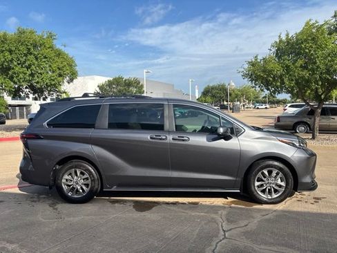 Used 2025 Toyota Sienna LE FWD image 4