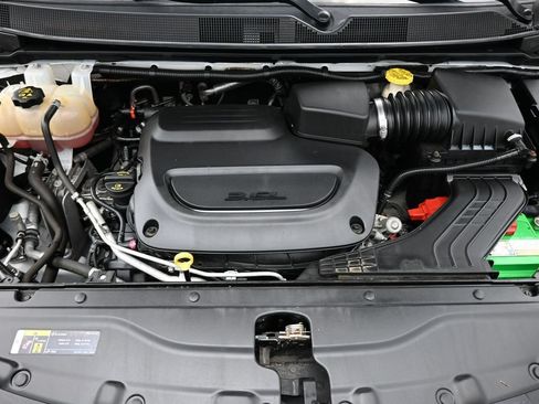 Used 2020 Chrysler Voyager L FWD image 16