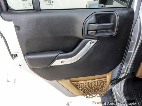 Used 2015 Jeep Wrangler Unlimited Sahara w/ Dual Top Group AWD/4WD image 25