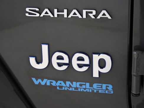 Used 2022 Jeep Wrangler Unlimited Sahara w/ Cold Weather Group image 17