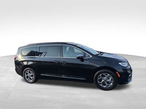 Used 2023 Chrysler Pacifica Limited image 4