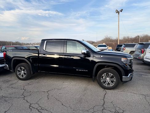 Used 2025 GMC Sierra 1500 SLT image 2