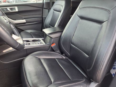 Used 2021 Ford Explorer XLT w/ Equipment Group 202A image 3