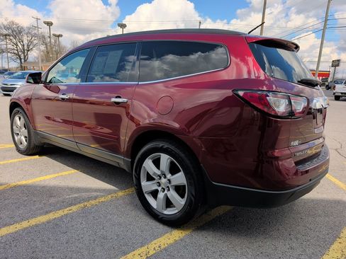 Used 2017 Chevrolet Traverse LT w/ Style and Technology Package image 5