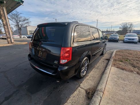 Used 2017 Dodge Grand Caravan SXT image 7