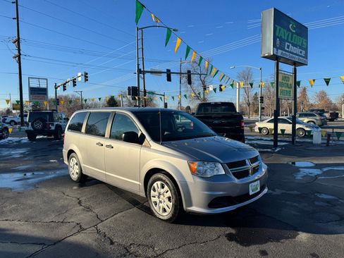 Used 2019 Dodge Grand Caravan SE w/ UConnect Hands-Free Group image 1