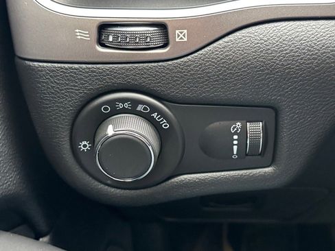 Used 2021 Jeep Cherokee Latitude image 16