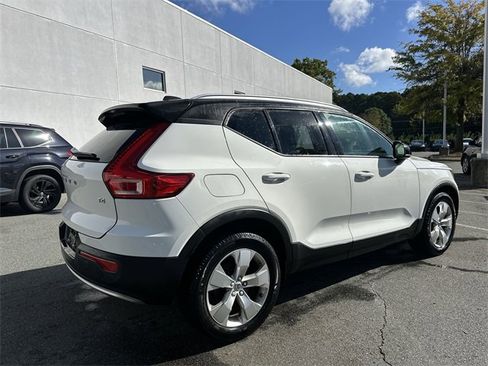 Used 2020 Volvo XC40 T4 Momentum image 5