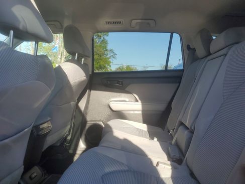 Used 2023 Toyota Highlander LE image 9