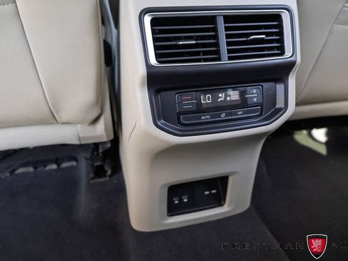 Used 2024 Volkswagen Atlas SE AWD/4WD image 36